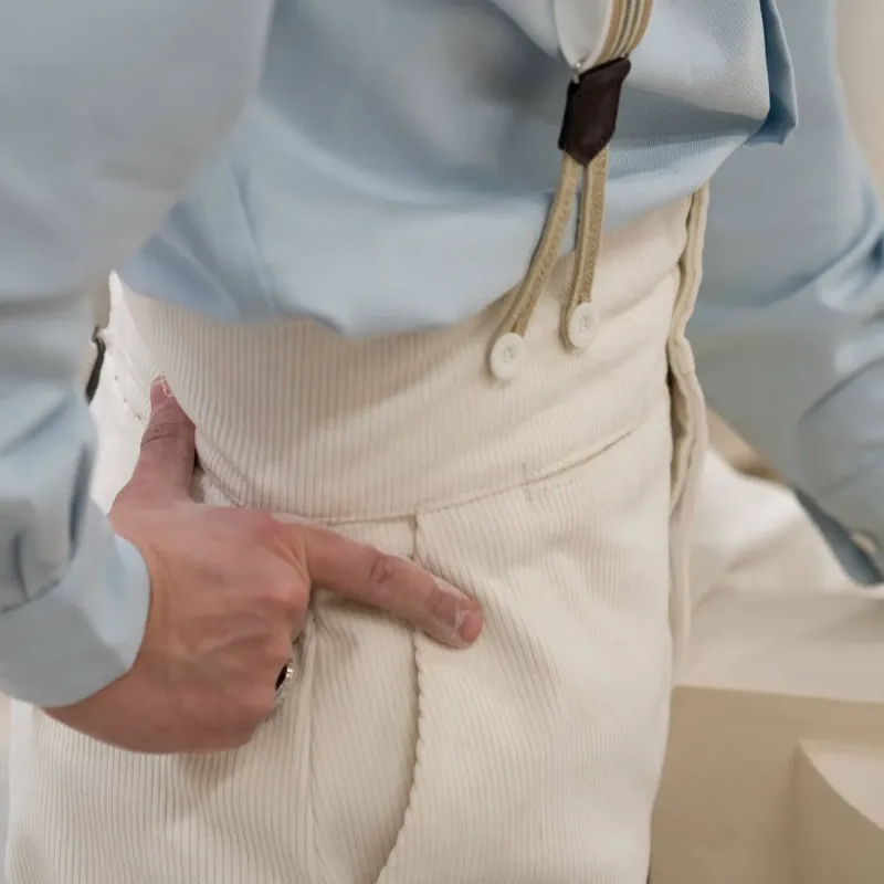 Détail du vêtement en velours écru à taille haute Le Laboureur, alliant élégance et modernité